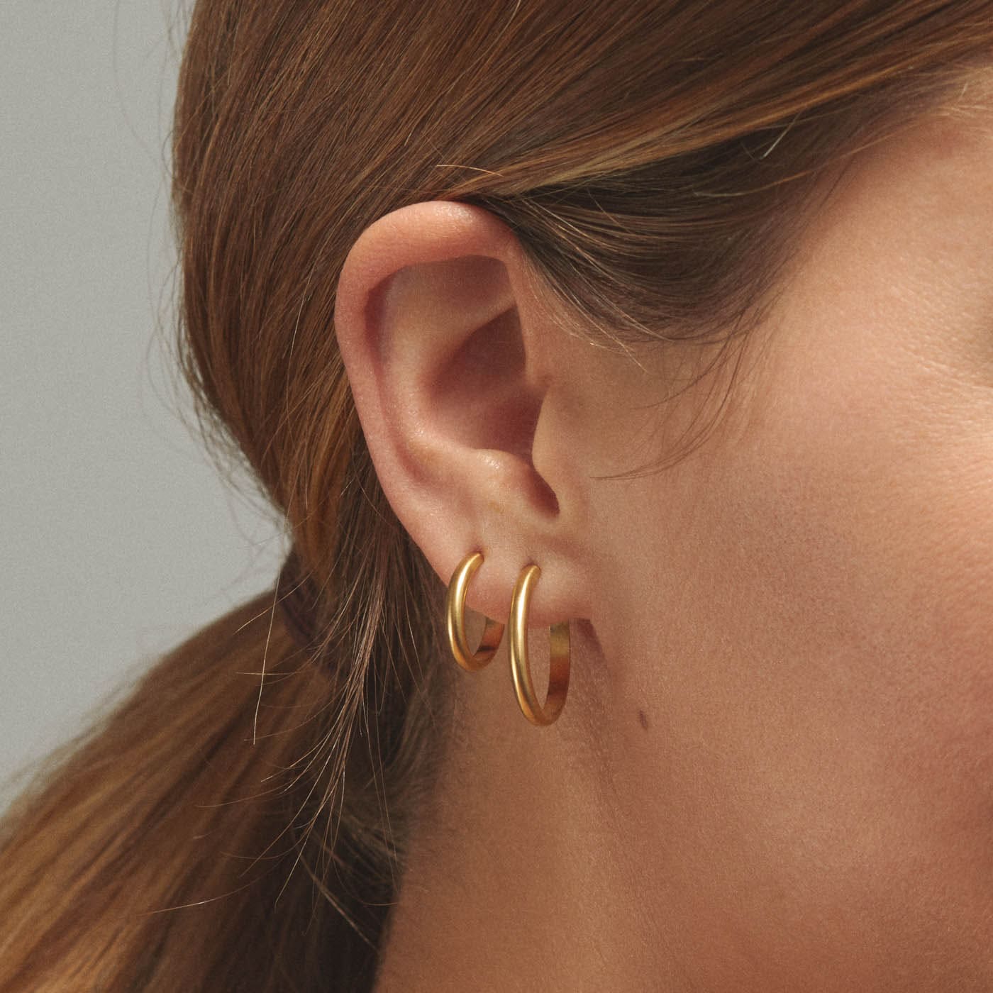 Farrah Hoop Earrings – Stylish & Lightweight