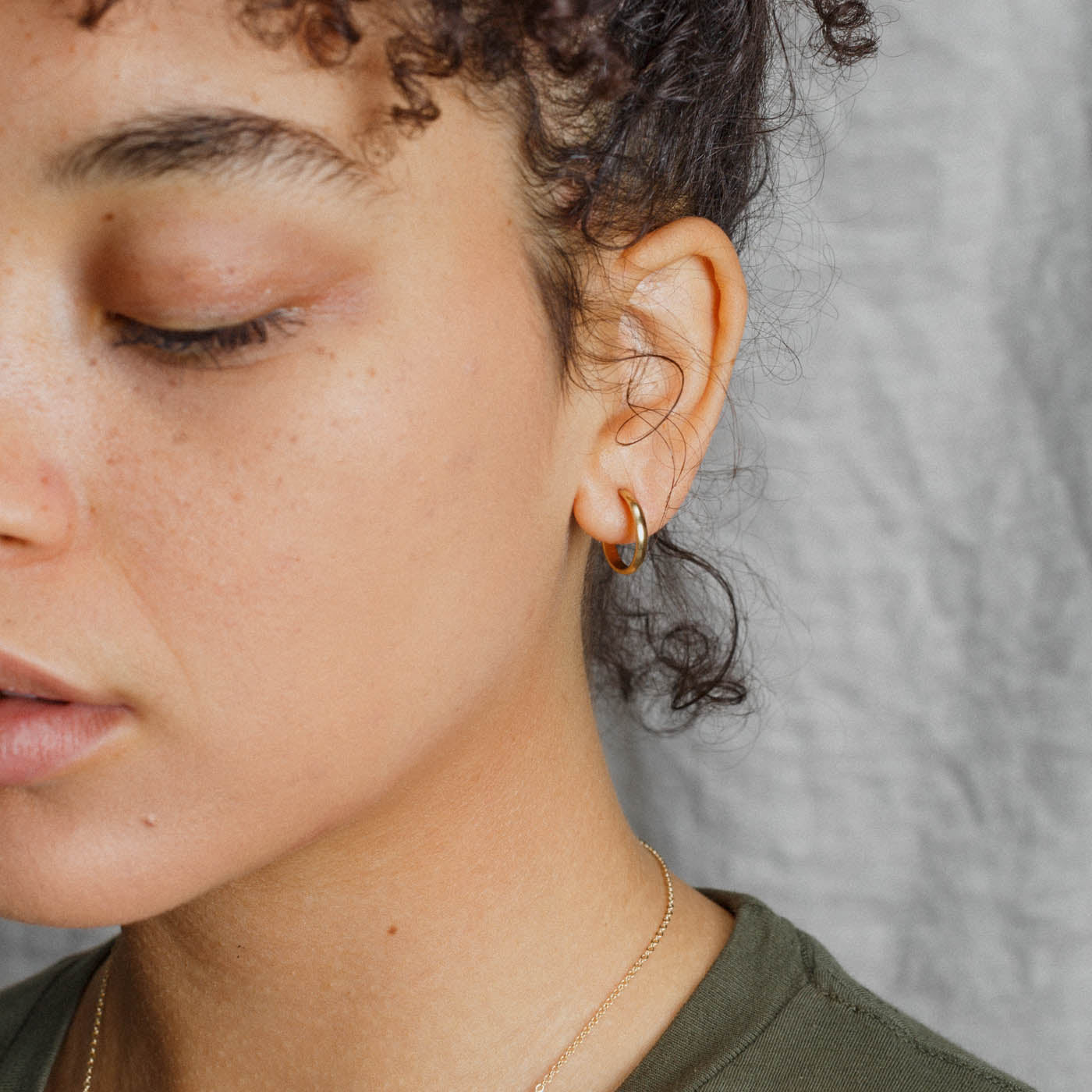 Farrah Hoop Earrings – Stylish & Lightweight